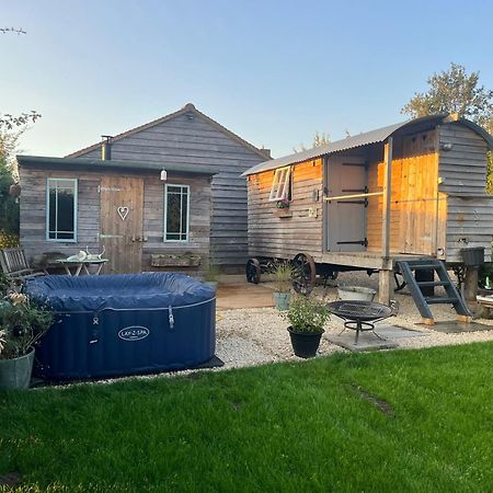 The Hen House Shepherds Hut With Hot Tub Chittoe Zewnętrze zdjęcie