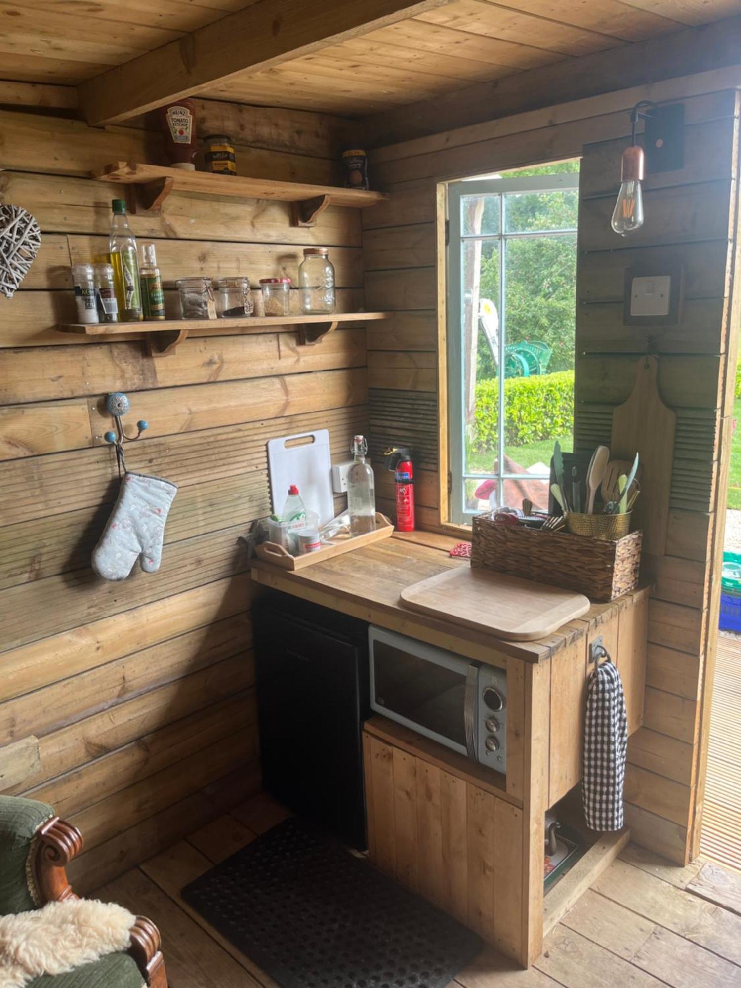 The Hen House Shepherds Hut With Hot Tub Chittoe Zewnętrze zdjęcie