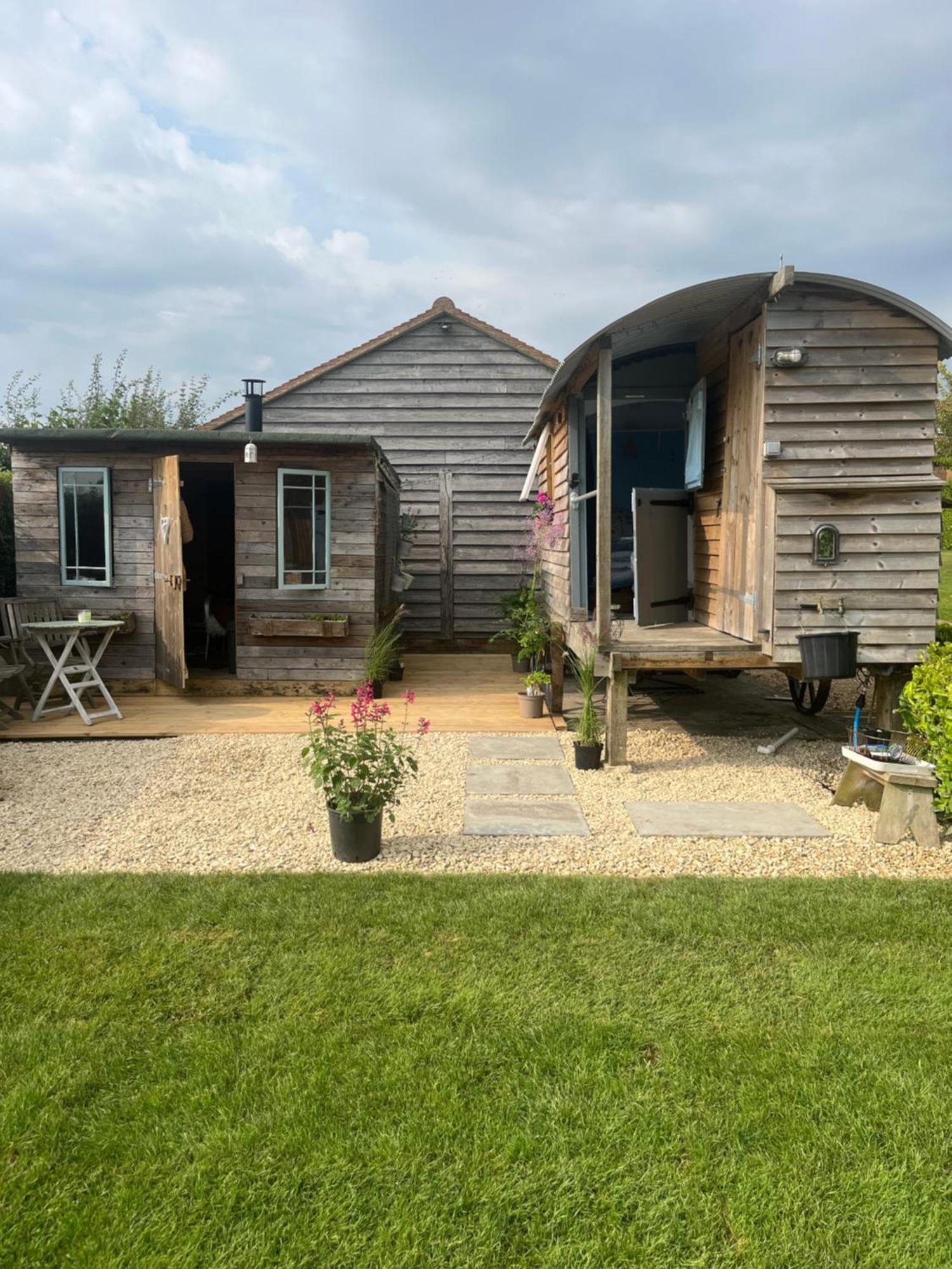 The Hen House Shepherds Hut With Hot Tub Chittoe Zewnętrze zdjęcie