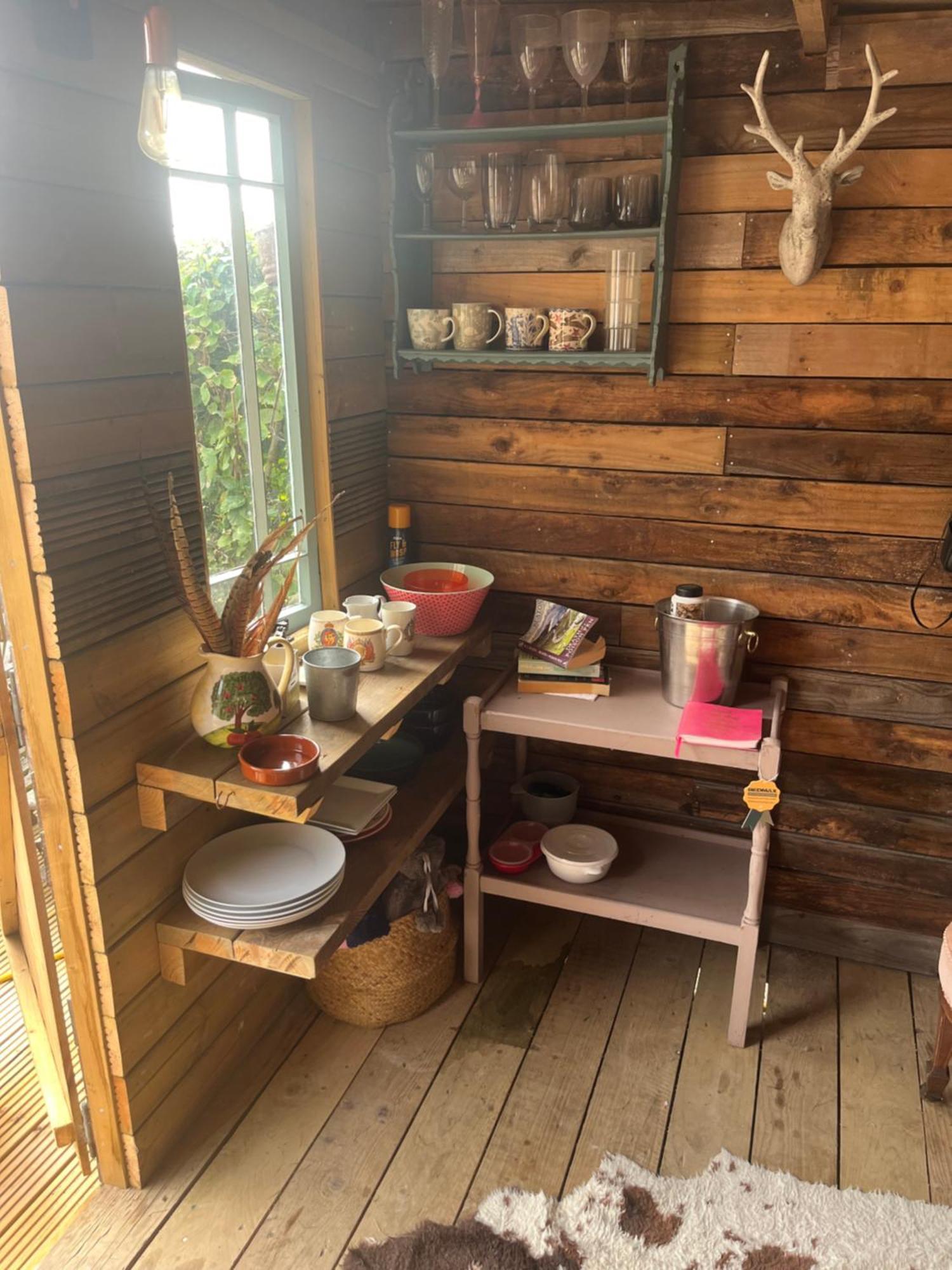 The Hen House Shepherds Hut With Hot Tub Chittoe Zewnętrze zdjęcie