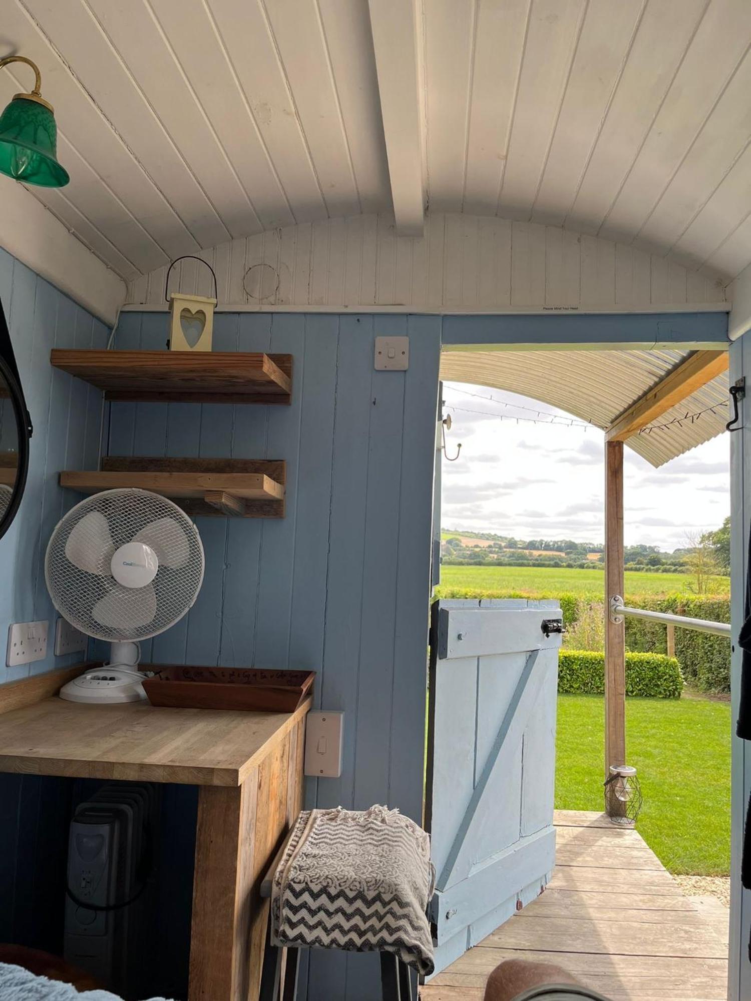 The Hen House Shepherds Hut With Hot Tub Chittoe Zewnętrze zdjęcie