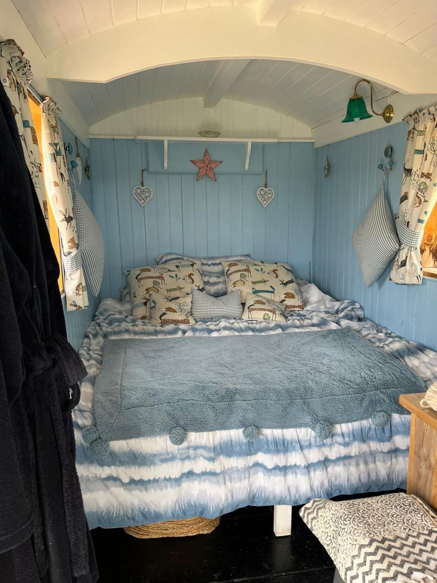 The Hen House Shepherds Hut With Hot Tub Chittoe Zewnętrze zdjęcie