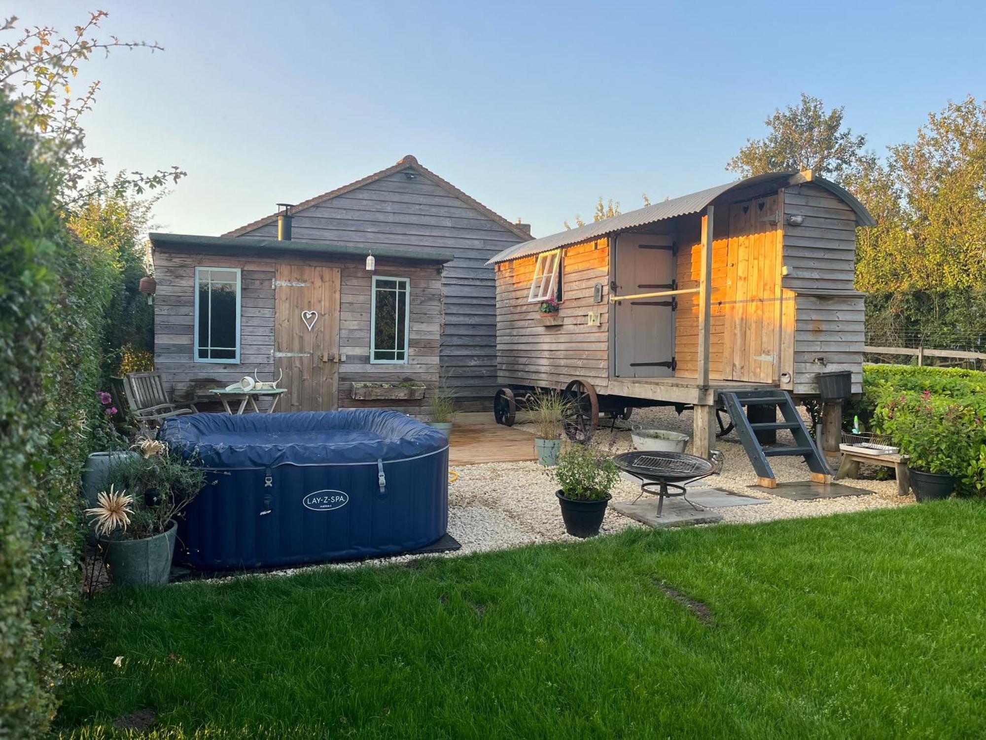 The Hen House Shepherds Hut With Hot Tub Chittoe Zewnętrze zdjęcie